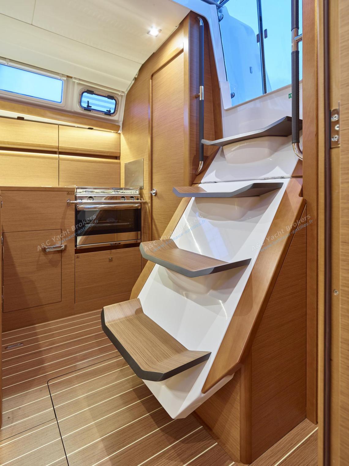 Jeanneau Sun Odyssey 419 : In side access